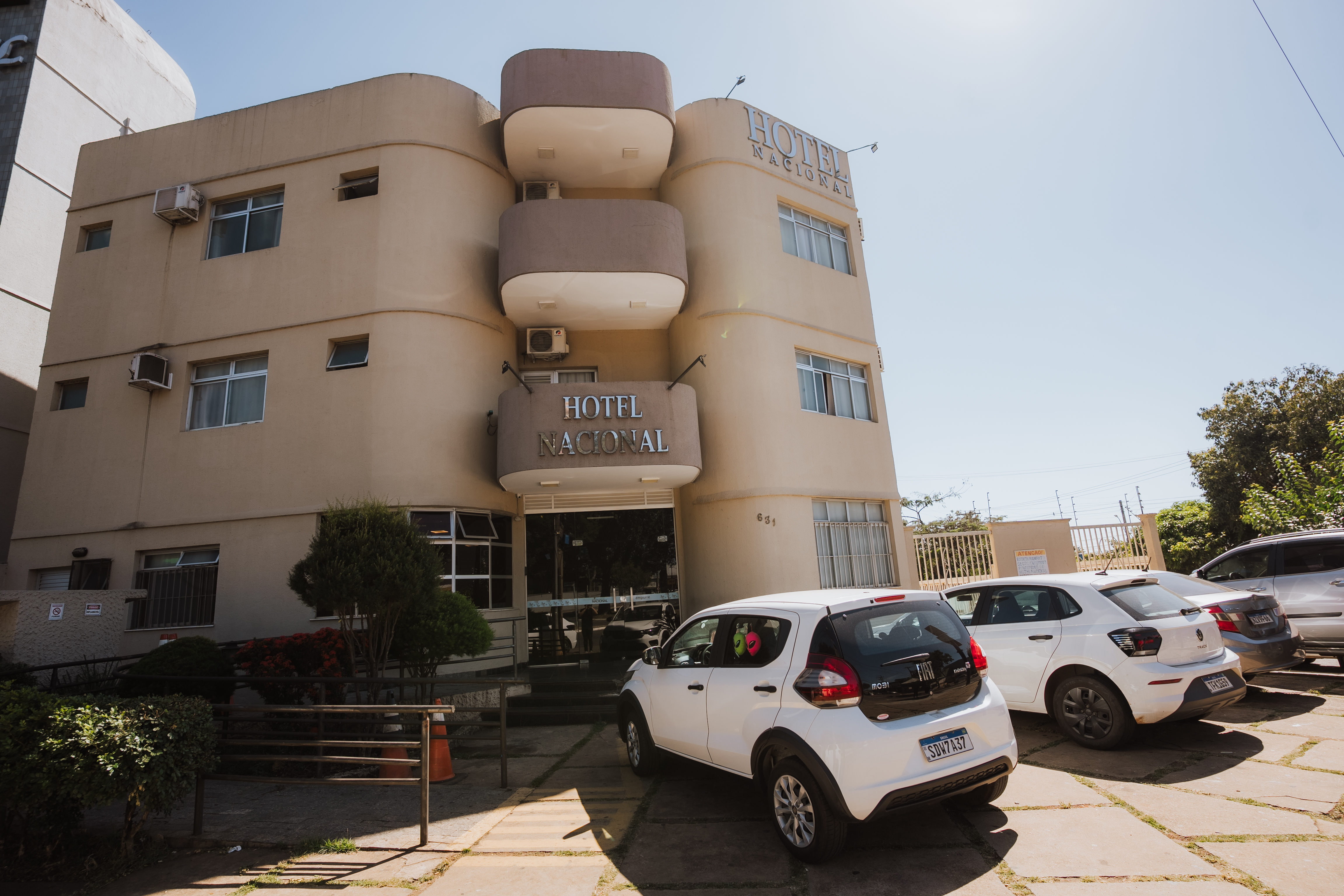 Área externa e estacionamento do Hotel Nacional Service