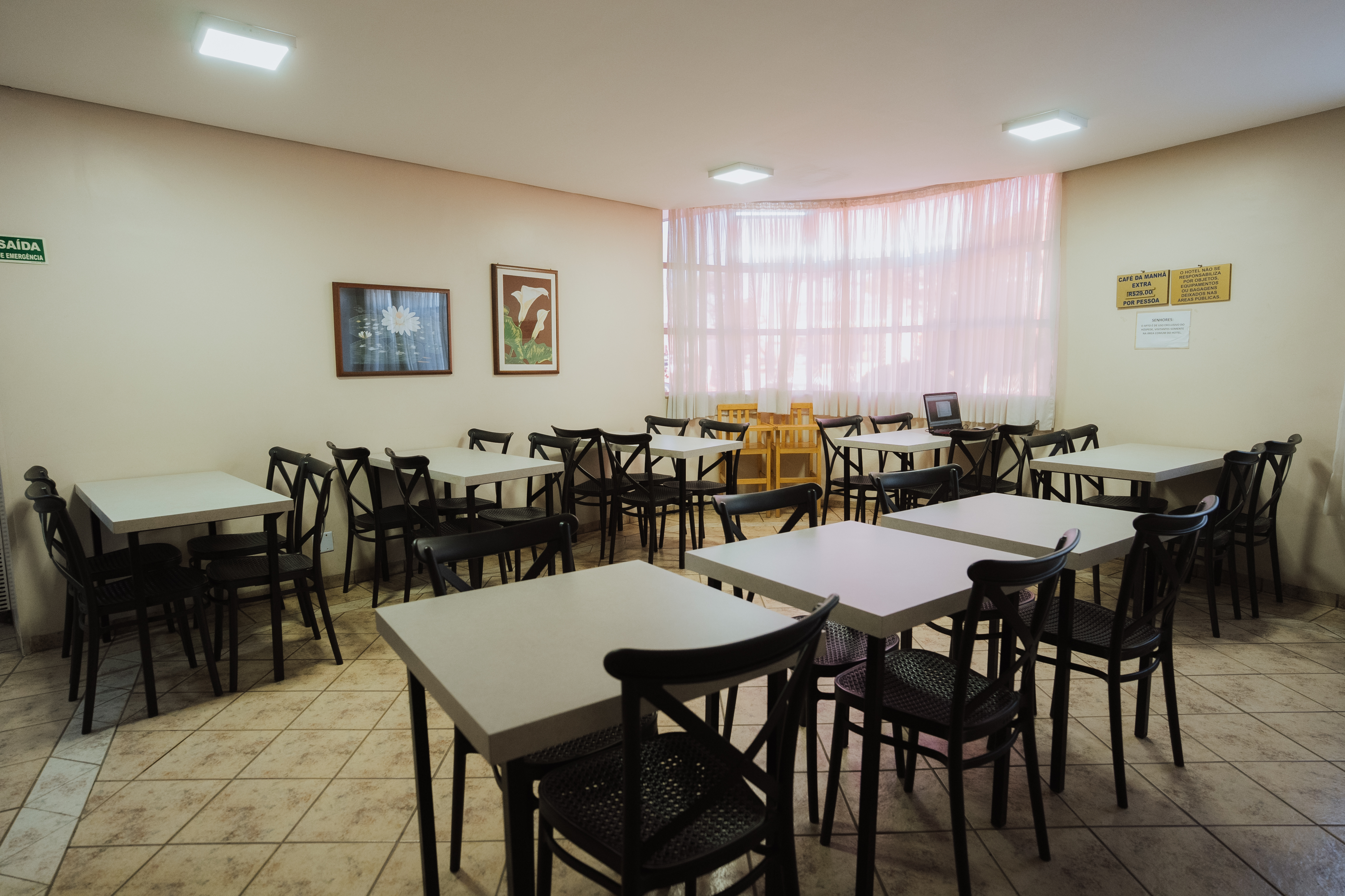 Ambiente de café da manhã do Hotel Nacional Service