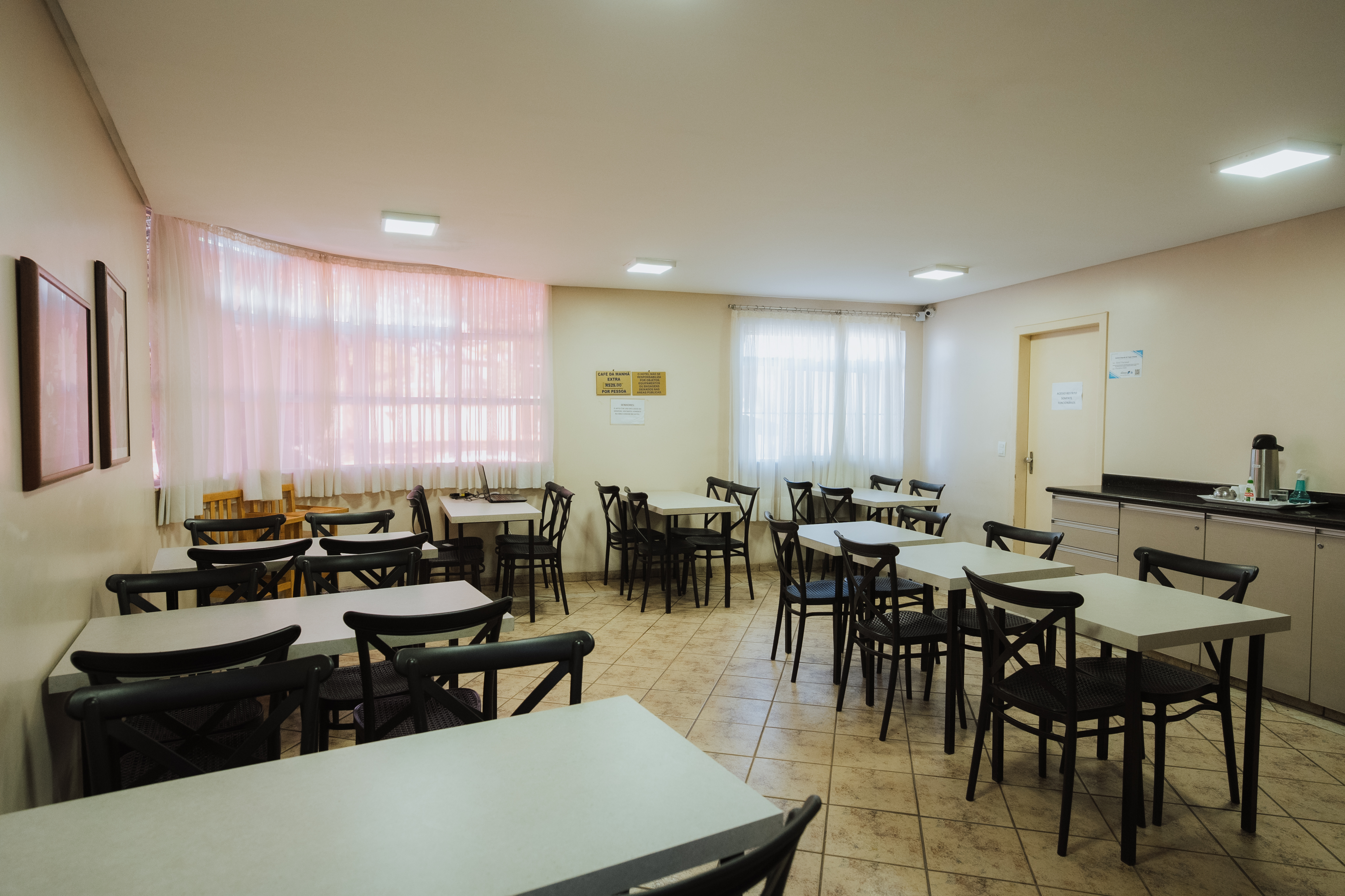 Salão de café da manhã do Hotel Nacional Service em Goiânia