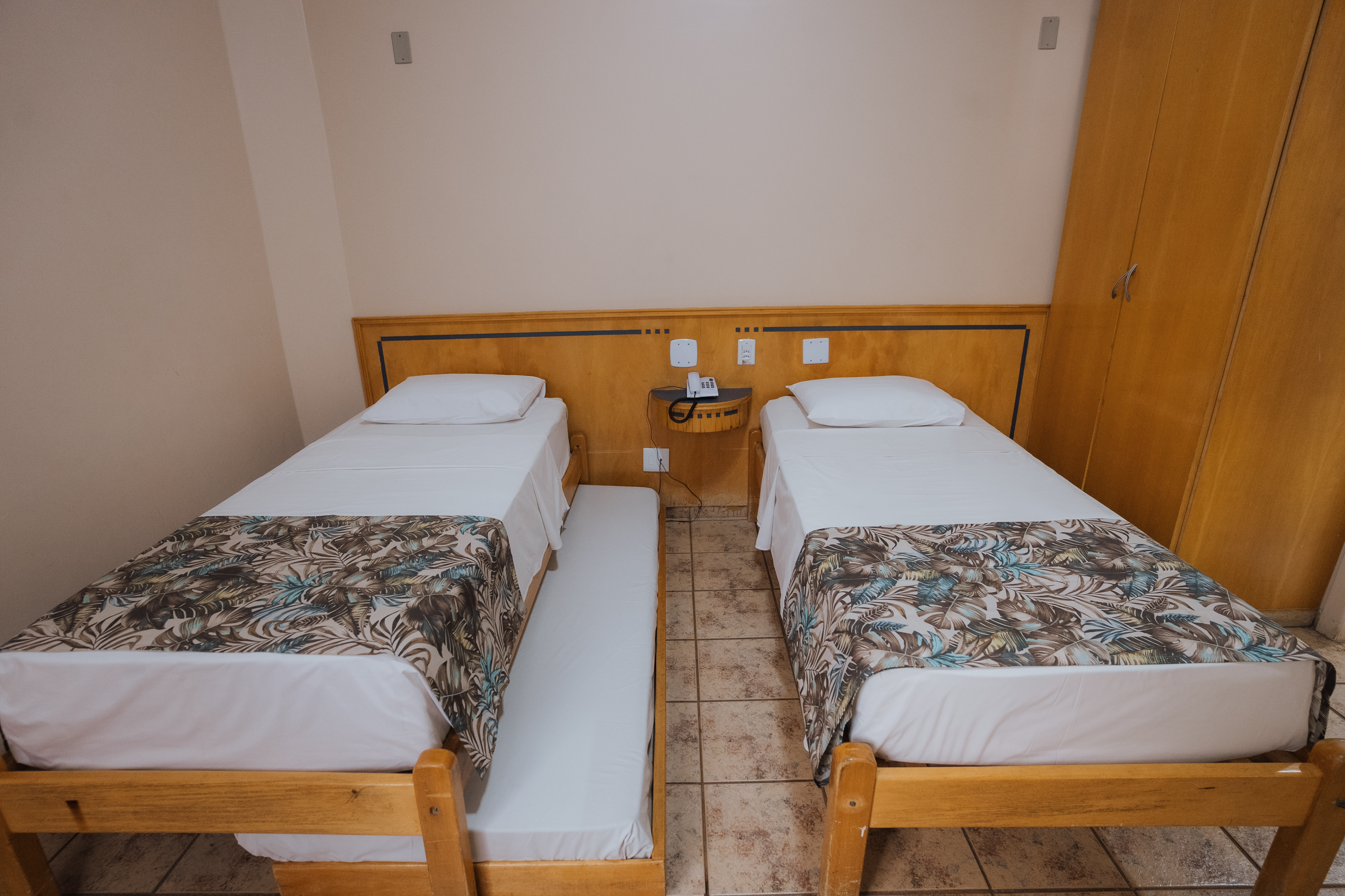 Quarto Twin Standard com duas camas de solteiro